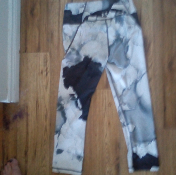 Under Armour like new condition 3/4 length leggings - Picture 2 of 4